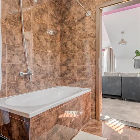 Daire Deepwater House *