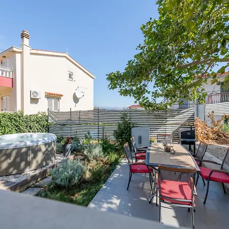 Deepwater House Slatine
