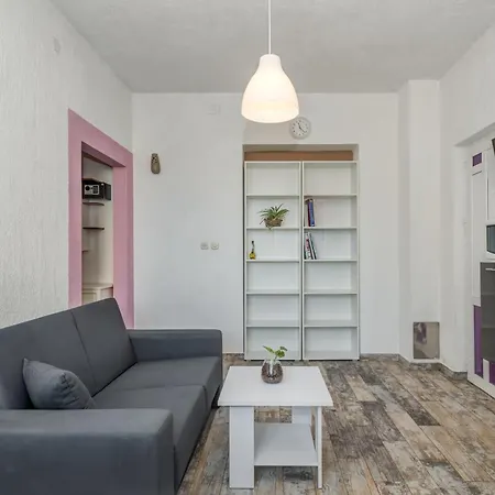 Daire Deepwater House *