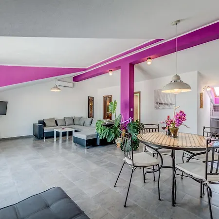 Deepwater House Apartment